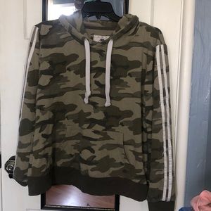 Green camo hoodie, with fashionable strips on arm area